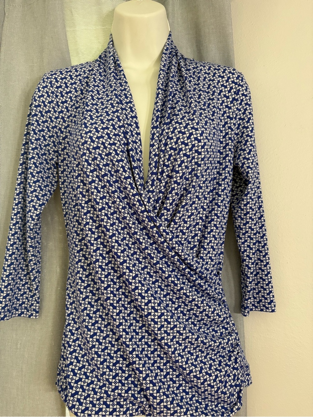 Chaus New York Geometric Faux Wrap Top Blue White Office Siren Preppy Boho